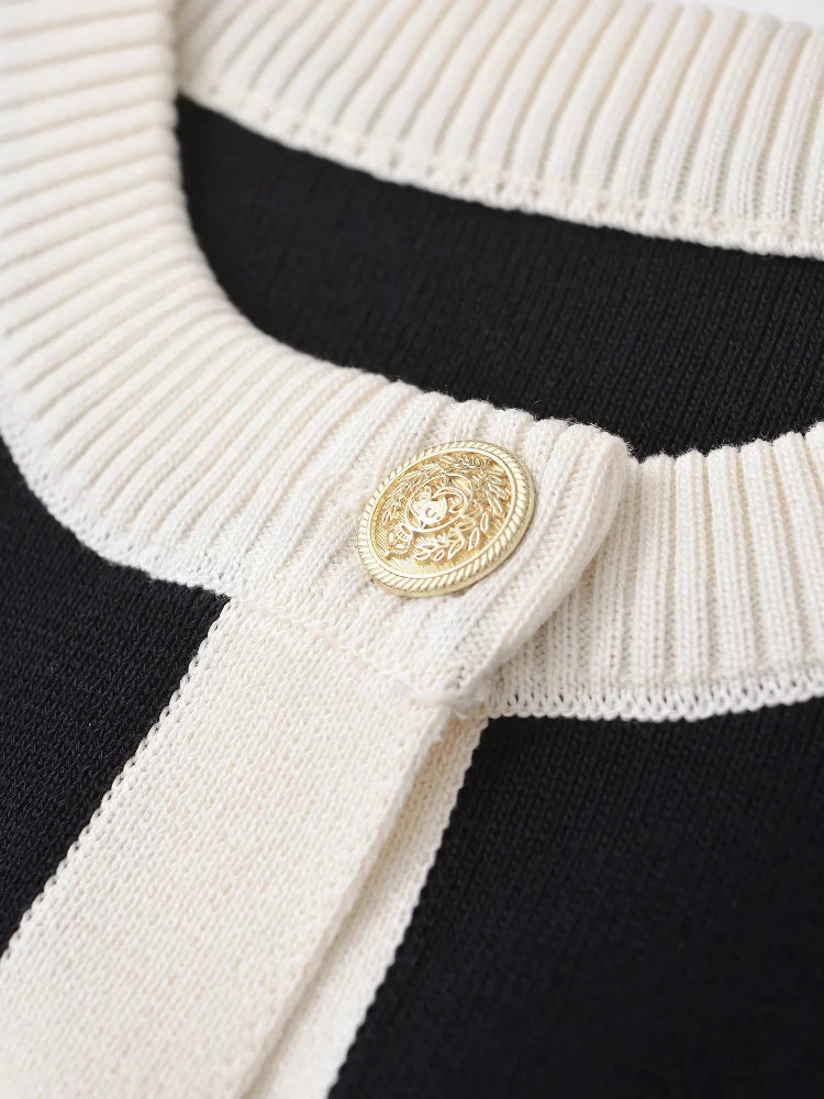 Damen Strick Top mit kurzen Ärmeln Kontrastdetails und goldfarbenen Knöpfen