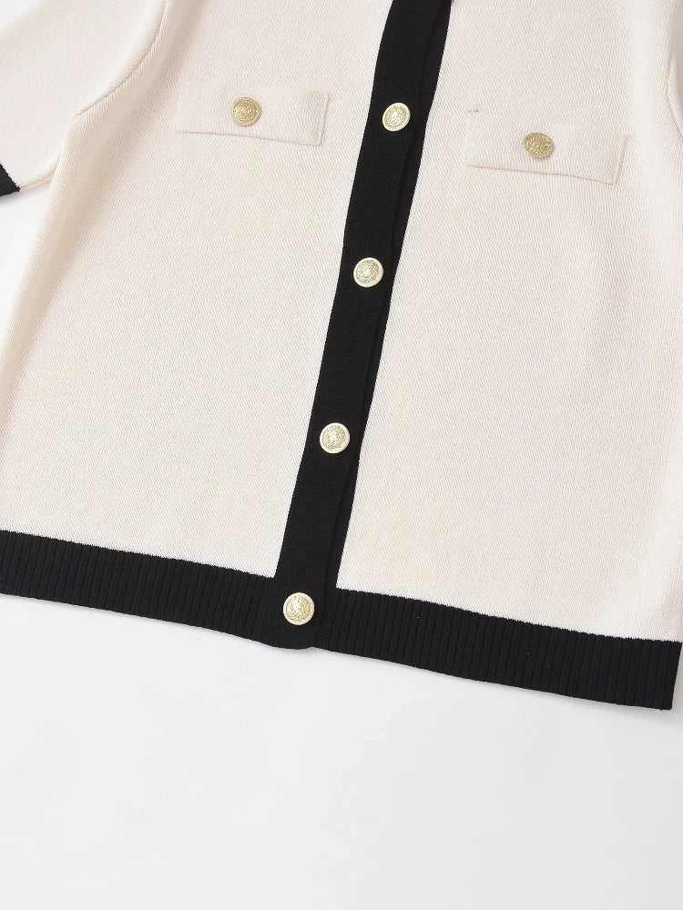 Damen Strick Top mit kurzen Ärmeln Kontrastdetails und goldfarbenen Knöpfen