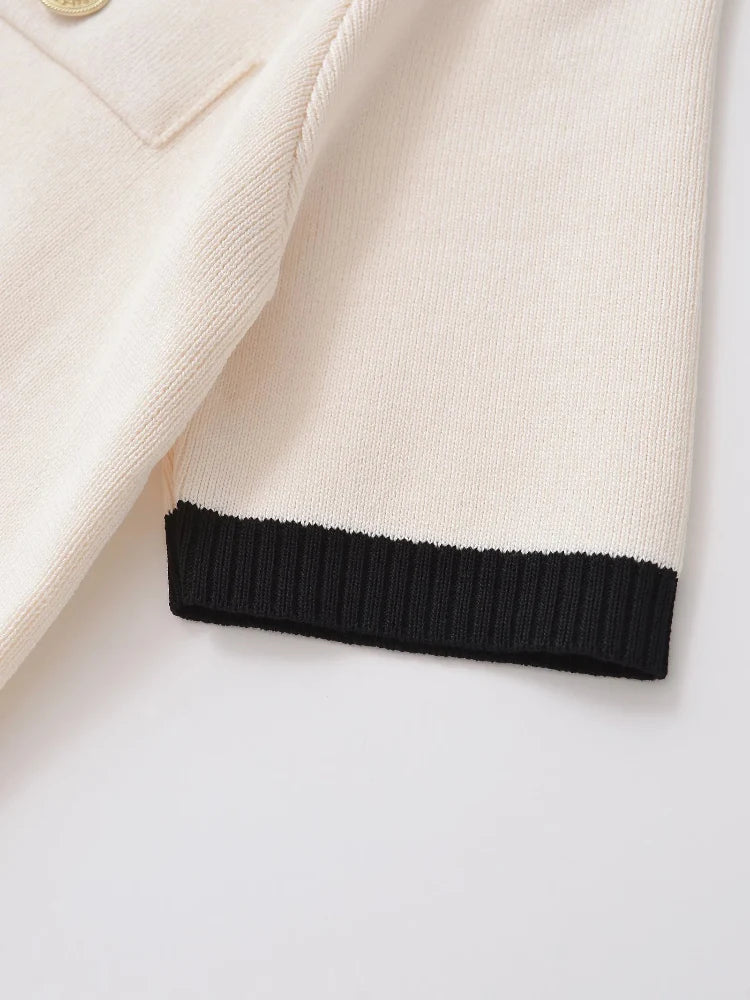 Damen Strick Top mit kurzen Ärmeln Kontrastdetails und goldfarbenen Knöpfen