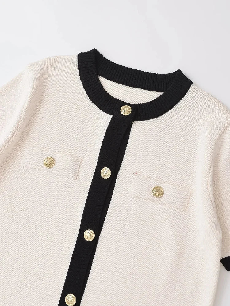 Damen Strick Top mit kurzen Ärmeln Kontrastdetails und goldfarbenen Knöpfen