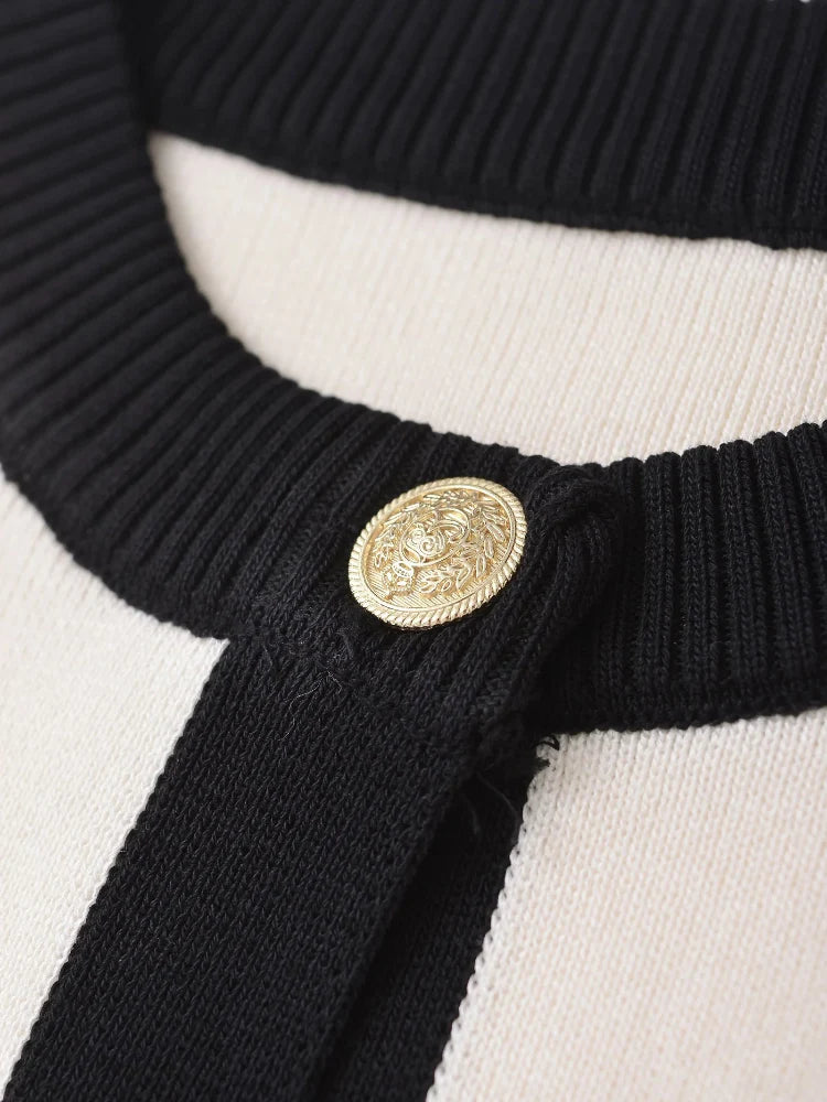 Damen Strick Top mit kurzen Ärmeln Kontrastdetails und goldfarbenen Knöpfen