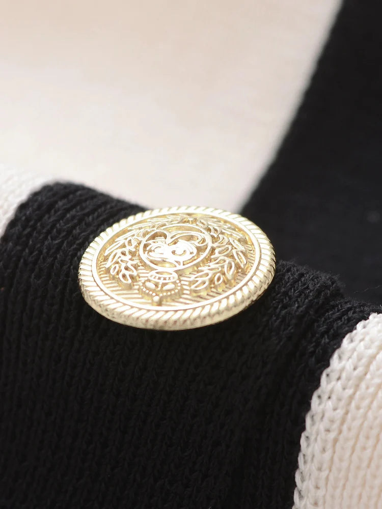 Damen Strick Top mit kurzen Ärmeln Kontrastdetails und goldfarbenen Knöpfen