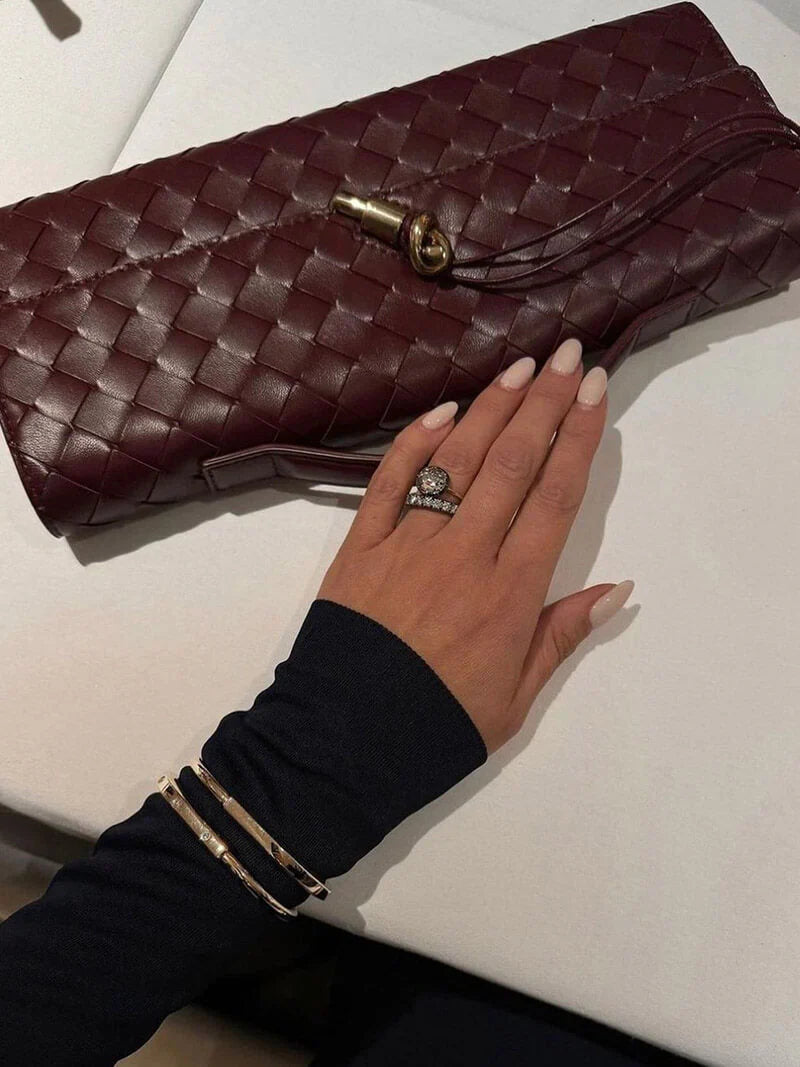 Damen Handtasche im Flecht Design Pochette mit goldenem Verschluss und Schulterriemen